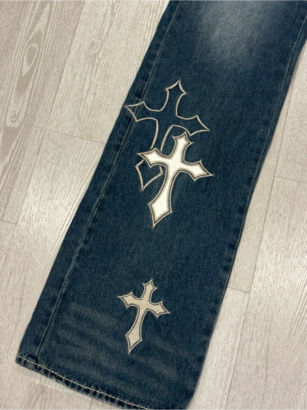 Defender Gothic Cross Applique Y2K Denim Jeans (Medium Wash / Distressed)